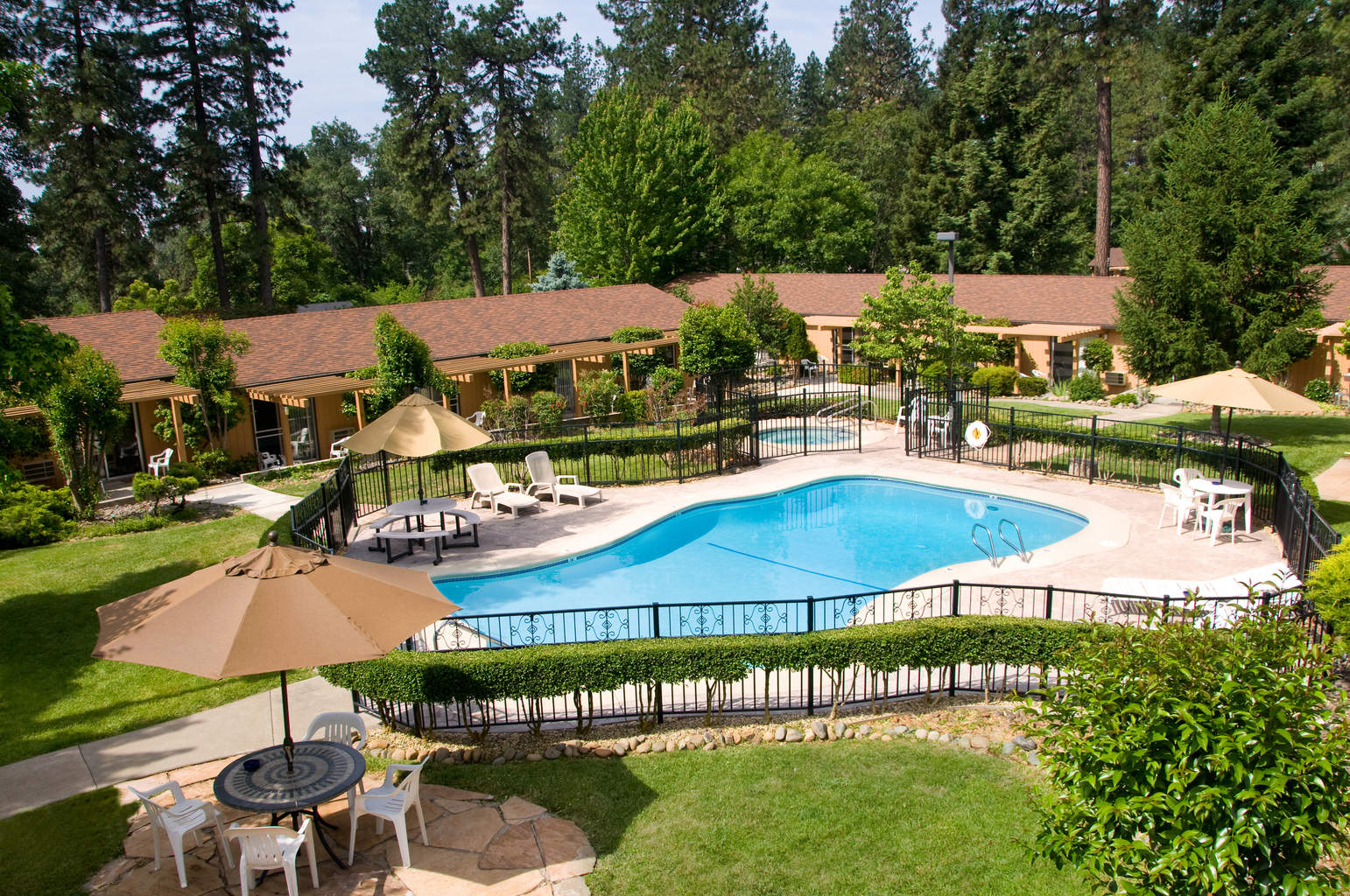 Ponderosa Gardens Motel Pool