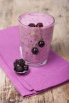 Smoothies of blackberry and black currant with yogurt .